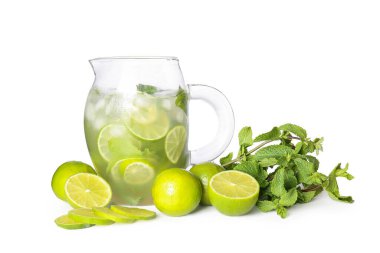 Beyaz arka planda bir bardak taze mojito.