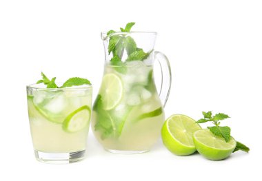 Beyaz arka planda bir bardak taze mojito.
