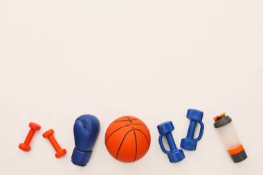 Beyaz arka planda farklı spor ekipmanları
