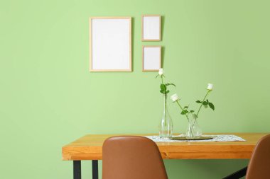 Masa ve sandalyeler renk duvarının yanında