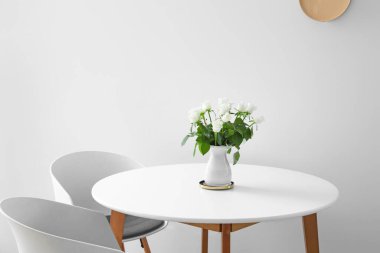 Masa ve sandalyeler ışık duvarının yanında.