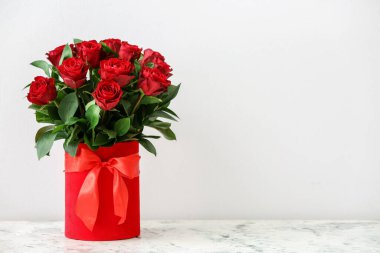 Masada bir buket güzel çiçek var.