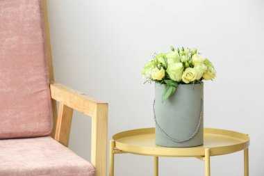 Masada bir buket güzel çiçek var.