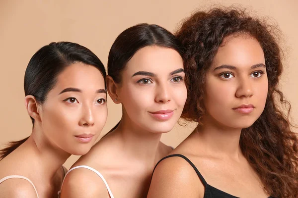 Hermosas Mujeres Jóvenes Con Piel Sana Fondo Color — Foto de Stock