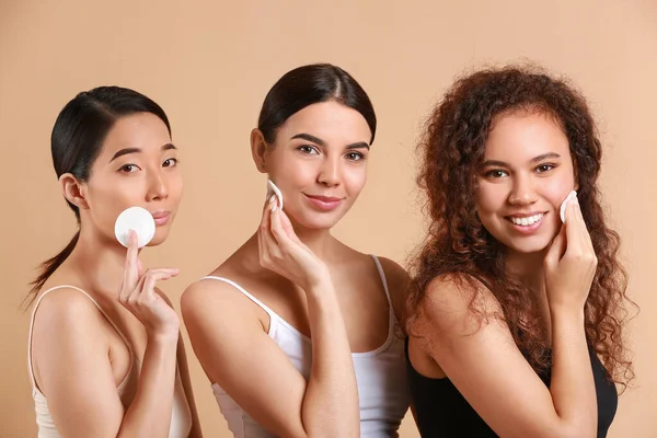 Hermosas Mujeres Jóvenes Con Almohadillas Algodón Sobre Fondo Color — Foto de Stock