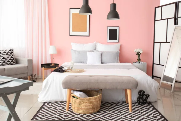 Groot Bed Bank Het Interieur Van Moderne Kamer — Stockfoto