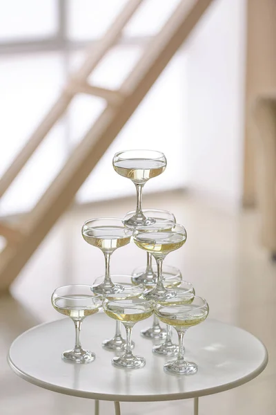 Башня Бокалов Шампанским Столе Номере — стоковое фото