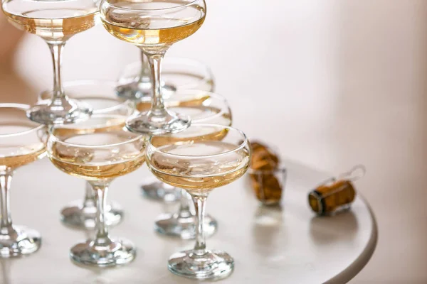 部屋のテーブルの上にシャンパンとグラスで作られた塔 — ストック写真