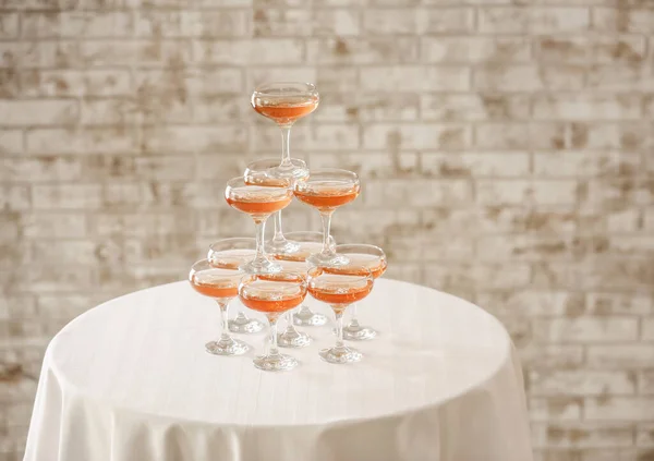 Toren Gemaakt Van Glazen Met Champagne Tafel Binnen — Stockfoto