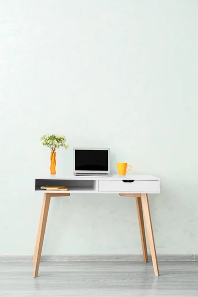 Mesa Com Laptop Perto Parede Branca Quarto — Fotografia de Stock