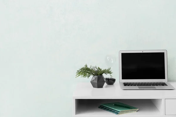Table Laptop White Wall Room — Stock Photo, Image