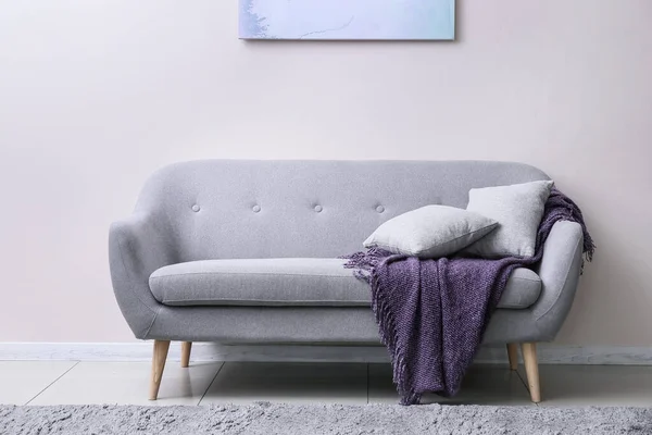 Mjuk Soffa Nära Ljus Vägg Rummet — Stockfoto