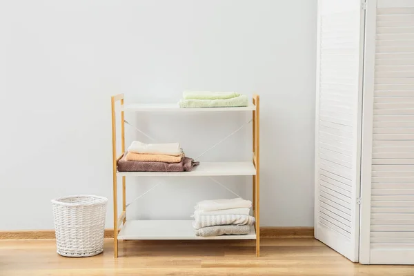 Rack Clean Towels White Wall Room — Stock Photo, Image