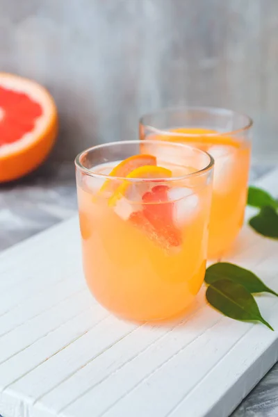 Gläser Mit Frischem Grapefruitsaft Auf Dem Tisch — Stockfoto