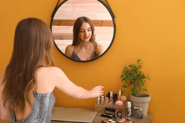 Jovem Mulher Fazendo Maquiagem Perto Espelho Camarim — Fotografia de Stock