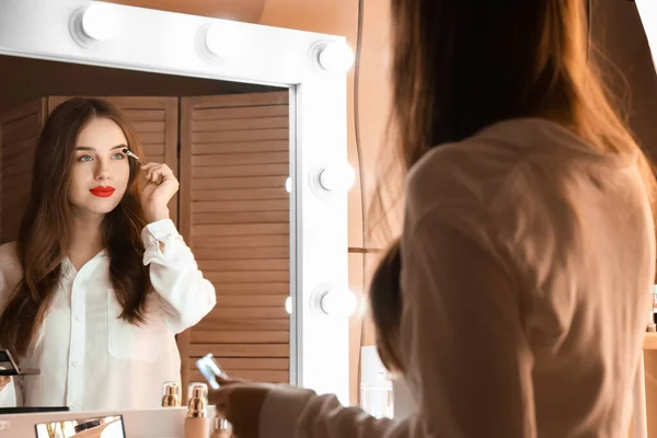 Jeune Femme Faisant Maquillage Près Miroir Dans Vestiaire — Photo