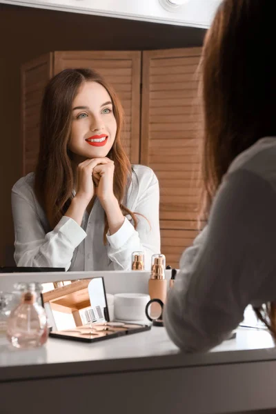 Ung Kvinna Gör Smink Nära Spegel Omklädningsrummet — Stockfoto