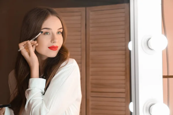 Jeune Femme Faisant Maquillage Près Miroir Dans Vestiaire — Photo