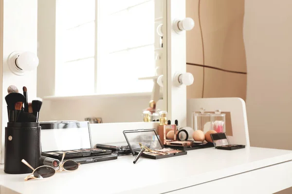 現代的な化粧室で鏡や装飾化粧品とテーブル — ストック写真