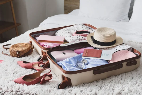 Valigia Con Accessori Viaggio Sul Letto — Foto Stock