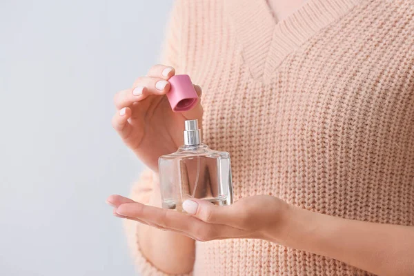 Parfümlü Genç Bayan Arka Planda Yakın Plan — Stok fotoğraf
