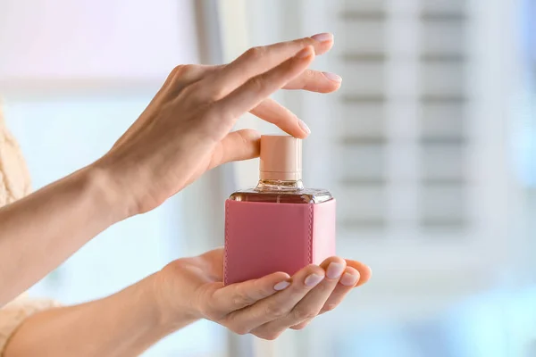 Mujer Joven Con Perfume Casa Primer Plano — Foto de Stock