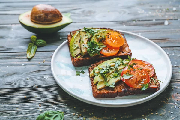 Bord Met Lekkere Avocado Sandwiches Tafel — Stockfoto