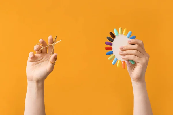 Vrouwelijke Handen Met Manicure Schaar Nagellak Tips Kleur Achtergrond — Stockfoto