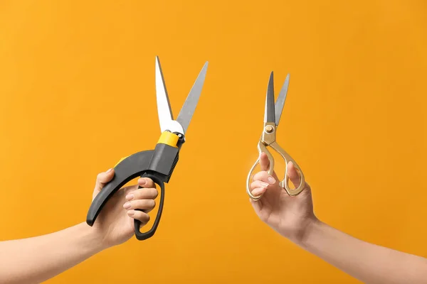 Manos Femeninas Con Tijeras Sobre Fondo Color — Foto de Stock