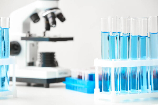 Пробирки на столе в лаборатории