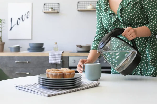 Mulher Fazendo Chá Cozinha — Fotografia de Stock