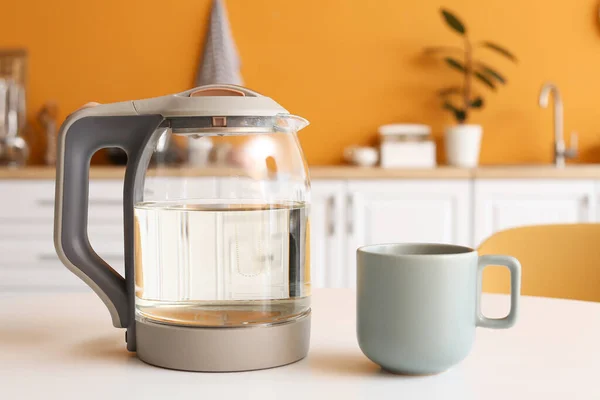 Електричний Чайник Чашка Кухонному Столі — стокове фото
