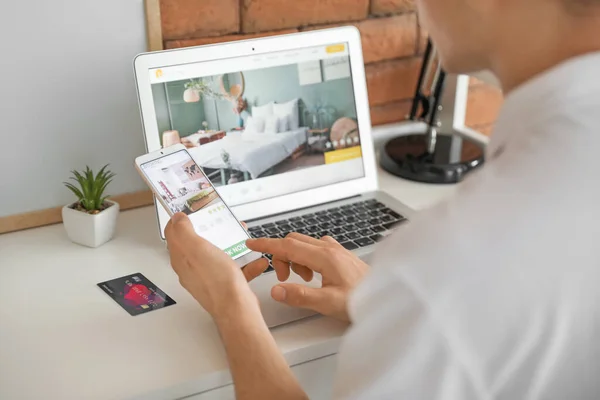 Man Met Mobiele Telefoon Boeken Kamer Hotel Online Thuis — Stockfoto