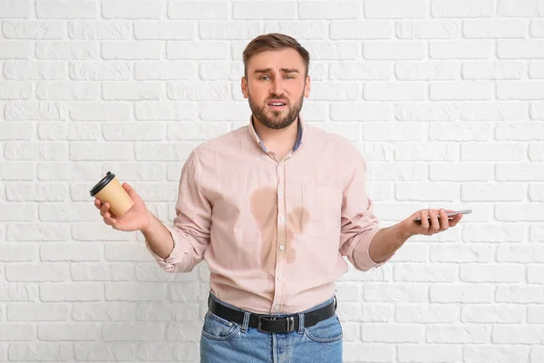 Stressad Ung Man Med Kaffe Fläckar Skjortan Vit Tegel Bakgrund — Stockfoto