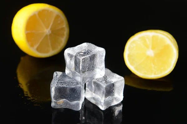 Cubos Hielo Limón Sobre Fondo Oscuro —  Fotos de Stock