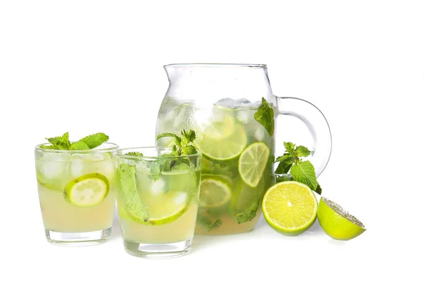 Gläser Mit Frischem Mojito Auf Weißem Hintergrund — Stockfoto