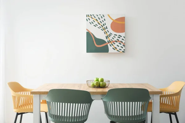 カラーウォール付近のテーブルと椅子 — ストック写真