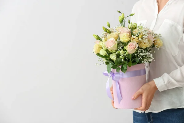Femme Avec Bouquet Belles Fleurs Sur Fond Clair — Photo