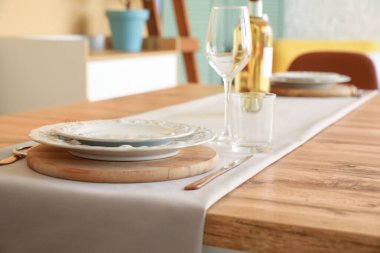 Modern yemek odasında masa hazır.