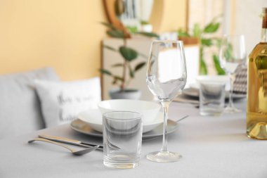 Modern yemek odasında masa hazır.