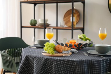 Modern yemek odasında masa hazır.