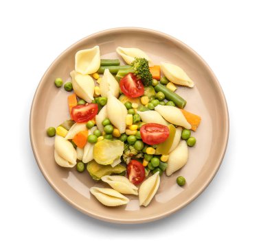 Beyaz arka planda lezzetli koni makarna ve sebzeli tabak.