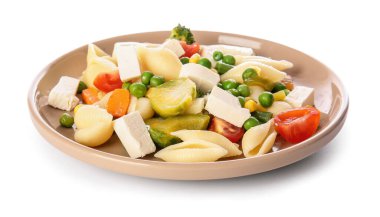 Beyaz arka planda lezzetli koni makarna ve sebzeli tabak.