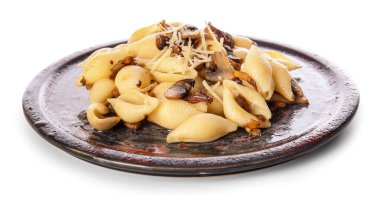 Beyaz zemin üzerinde lezzetli koni makarna ile tabak