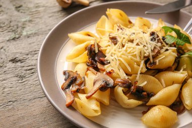 Lezzetli koni makarnalı tabak, yakın plan.