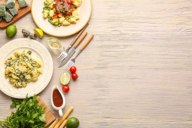 Lezzetli koni makarnalı tabaklar.