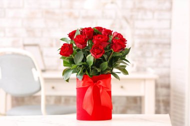 Masada bir buket güzel çiçek var.