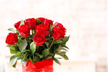 Odada bir buket güzel çiçek.