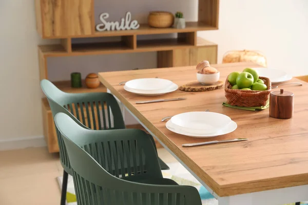 Modern Yemek Odasında Masa Hazır — Stok fotoğraf
