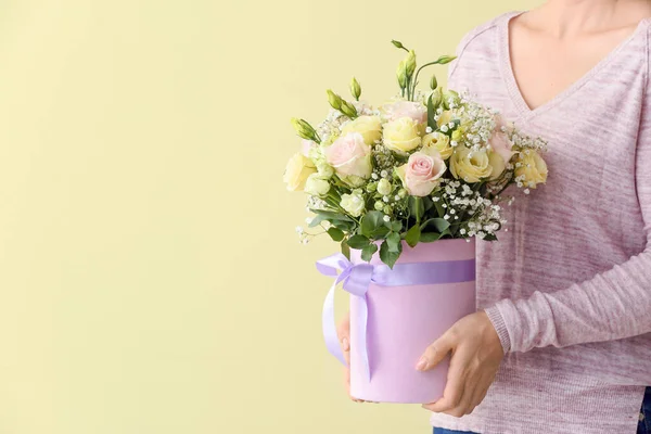 Femme Avec Bouquet Belles Fleurs Sur Fond Couleur — Photo